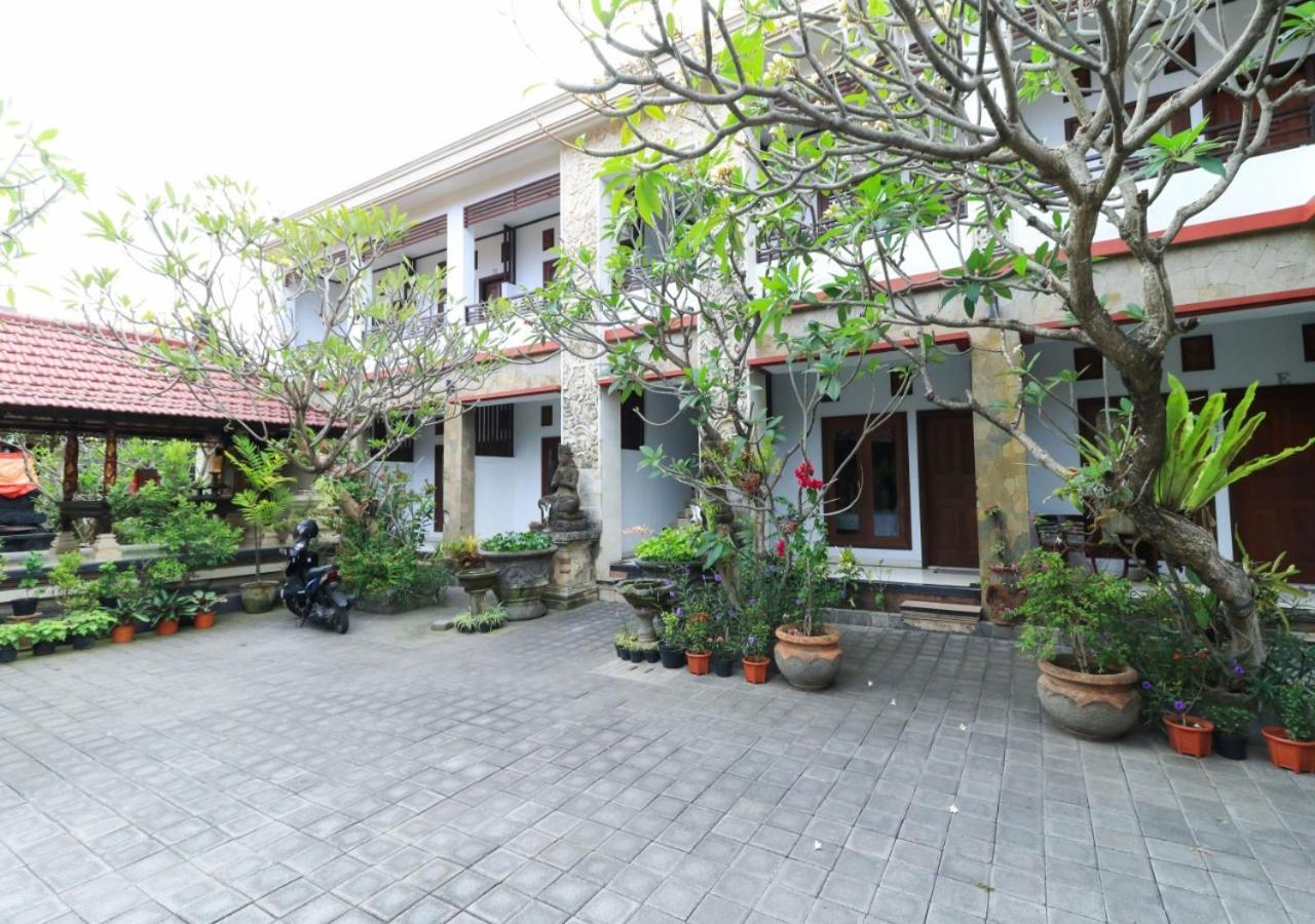 Puri Jayaraja Guest House Кута Екстериор снимка