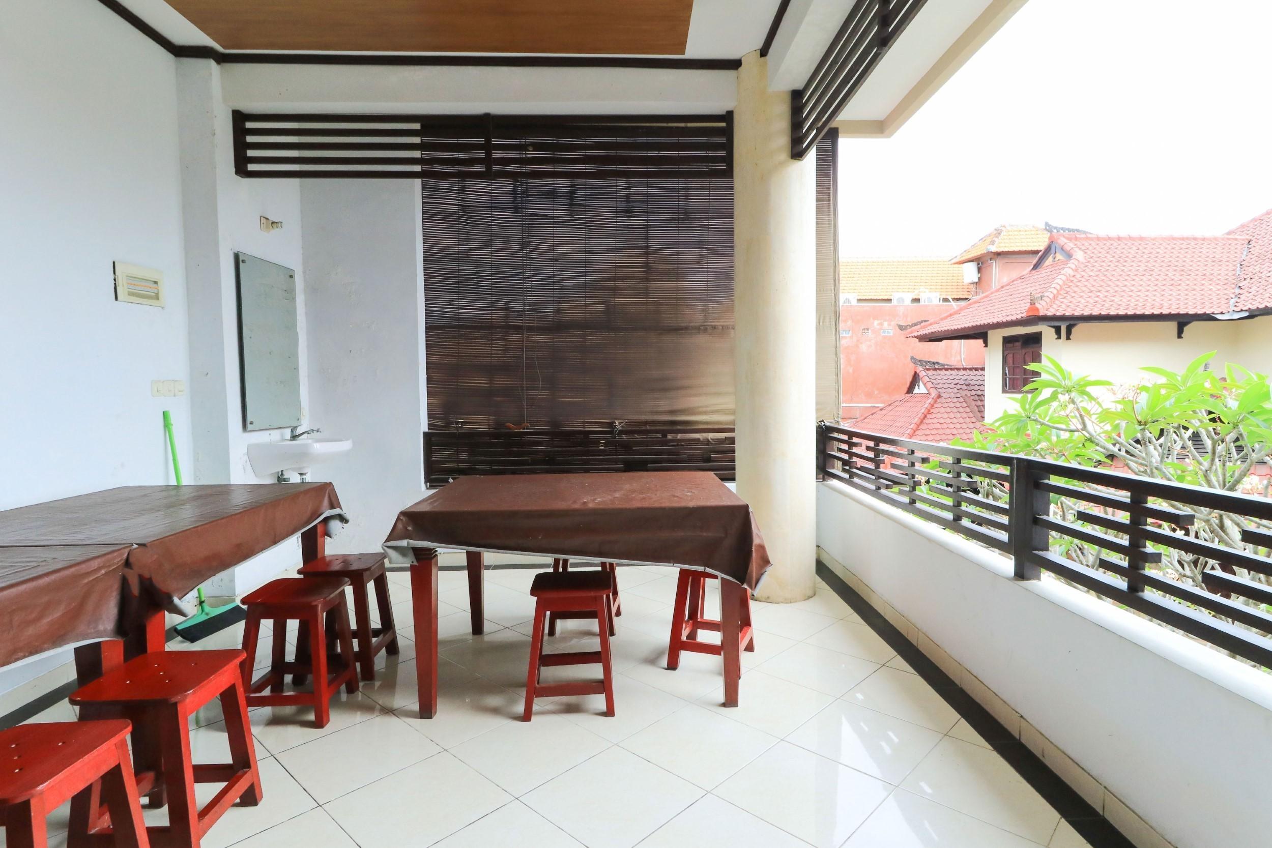 Puri Jayaraja Guest House Кута Екстериор снимка