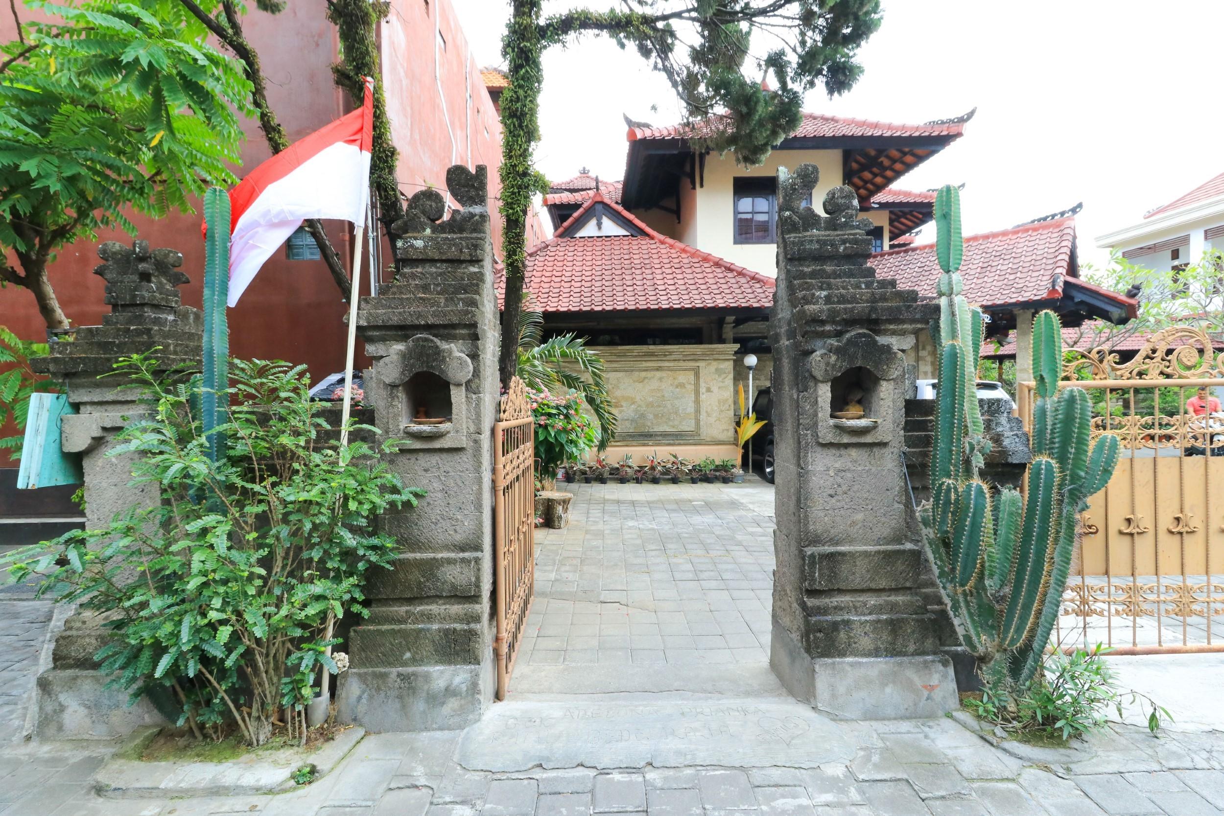 Puri Jayaraja Guest House Кута Екстериор снимка