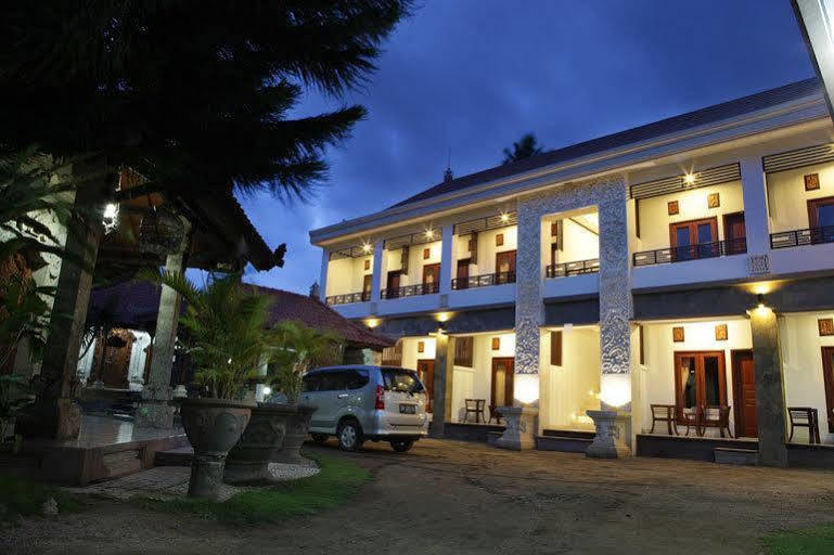 Puri Jayaraja Guest House Кута Екстериор снимка