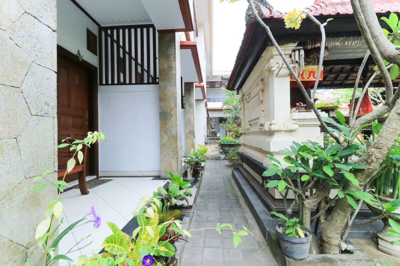Puri Jayaraja Guest House Кута Екстериор снимка