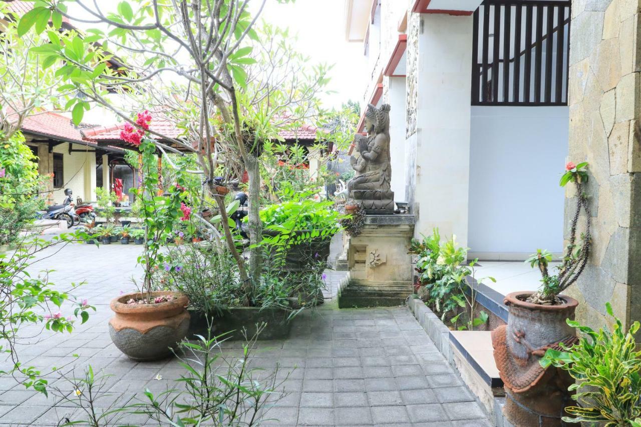 Puri Jayaraja Guest House Кута Екстериор снимка