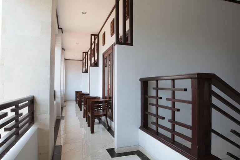 Puri Jayaraja Guest House Кута Екстериор снимка