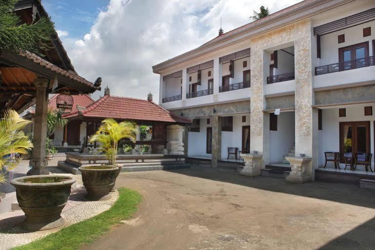 Puri Jayaraja Guest House Кута Екстериор снимка