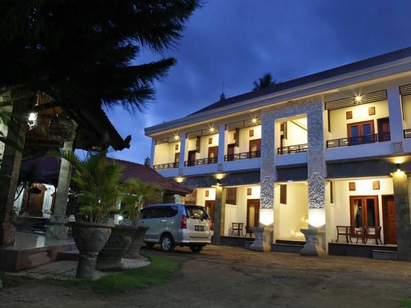 Puri Jayaraja Guest House Кута Екстериор снимка